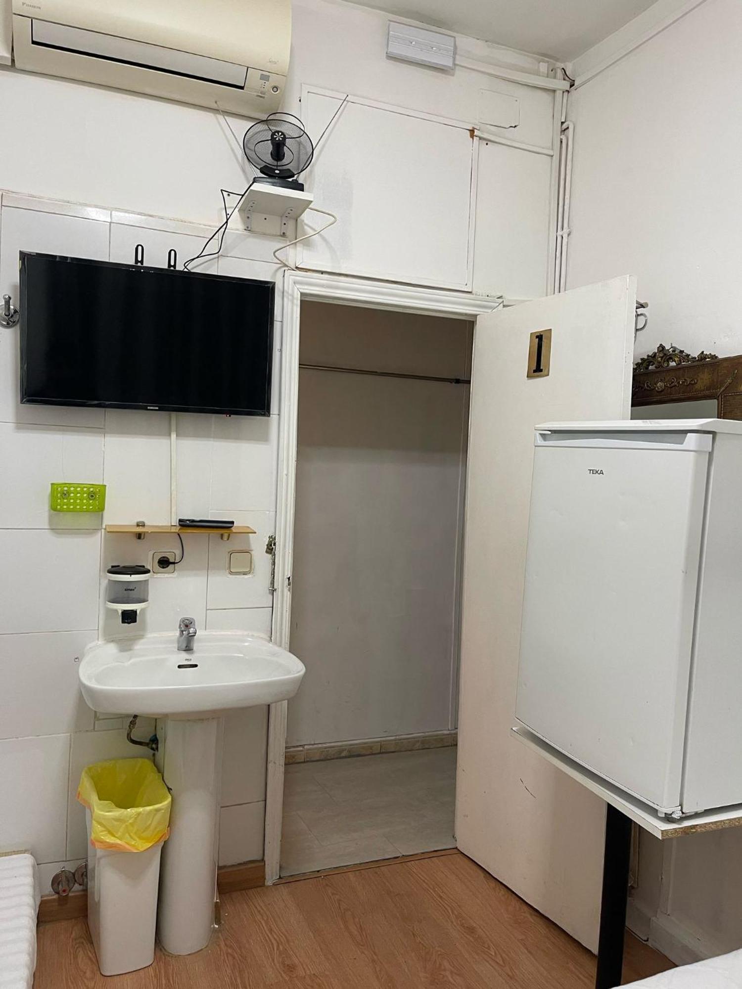 Hostal Daniel Madrid Extérieur photo